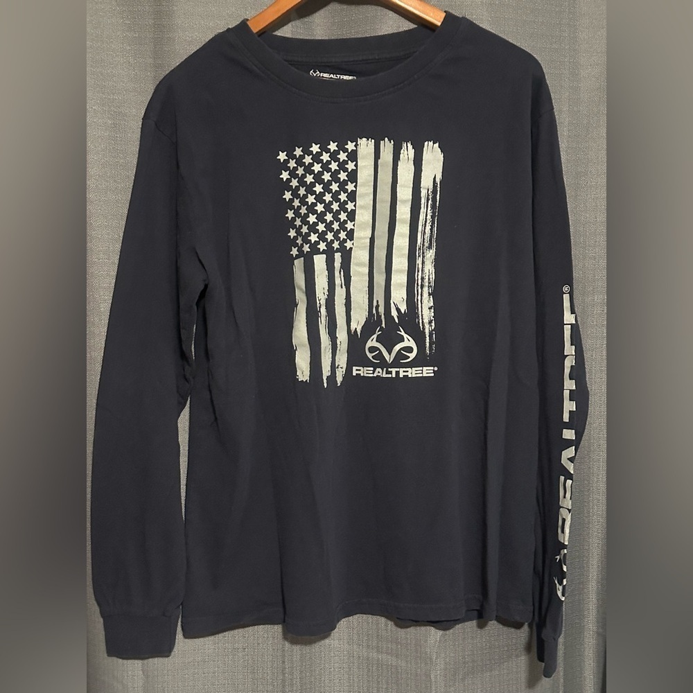 Realtree Black Long Sleeve Shirt with Flag Design